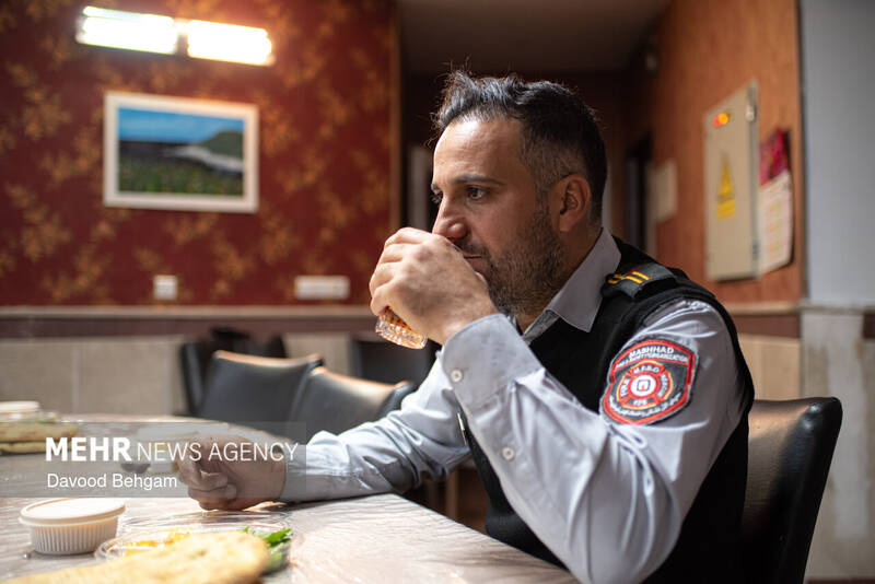 افطار ماه رمضان در جمع آتش‌نشانان مشهد