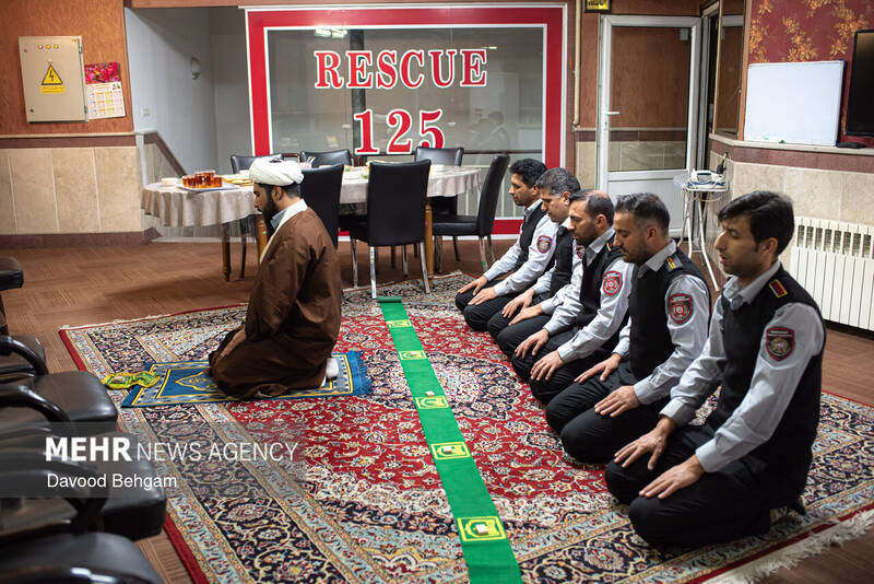 افطار ماه رمضان در جمع آتش‌نشانان مشهد