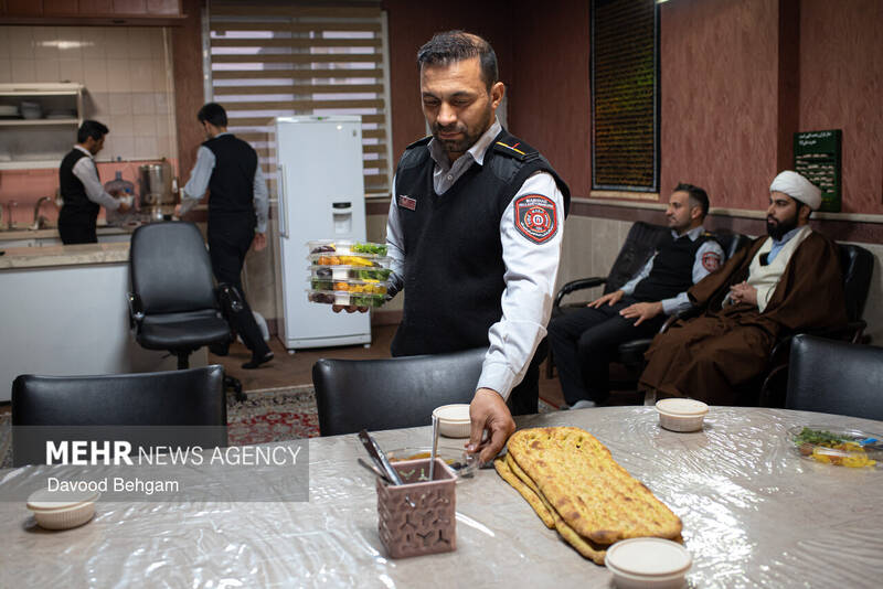 افطار ماه رمضان در جمع آتش‌نشانان مشهد