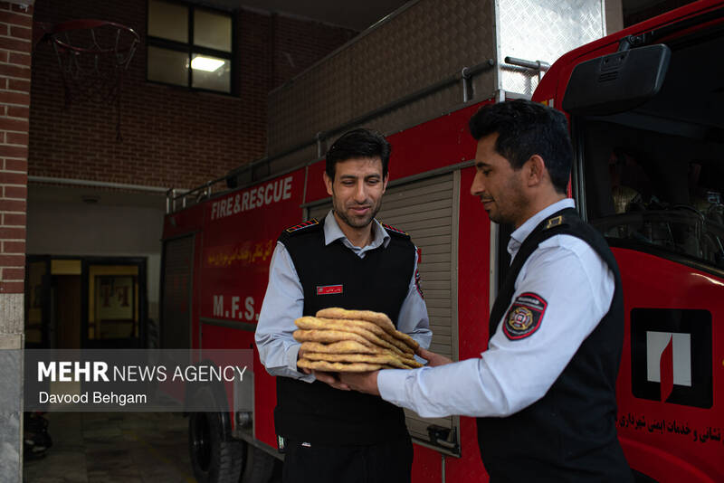 افطار ماه رمضان در جمع آتش‌نشانان مشهد