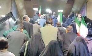 فیلم/ طنین شعار مرگ بر آمریکا در متروی انقلاب