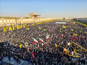 تجمع خودجوش مردم اصفهان در میدان نقش جهان