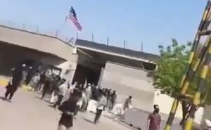 فیلم/ شهادت حداقل ۱۰ پاکستانی پس از به رگبار بسته شدن مقابل کنسولگری آمریکا در کراچی