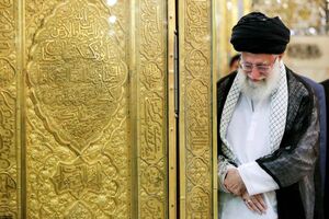قاب‌هایی از حضور امام خامنه‌ای در حرم امام رضا(ع)