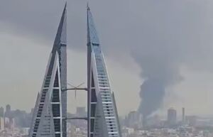 ستون دود برخاسته در منامه پس از حمله موشکی ایران