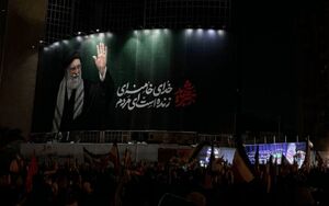 عکس/ "خدای خامنه‌ای زنده است ای مردم"