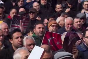 عزاداری مردم ترکیه در پی شهادت آیت‌الله خامنه‌ای