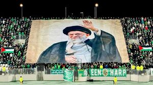 بالا بردن عکس رهبر شهید انقلاب در یکی از ورزشگاه‌های عراق