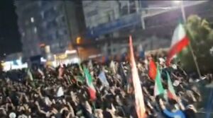 فیلم/ طنین شعار الله اکبر مردم زاهدان همزمان با فعال شدن پدافند هوایی