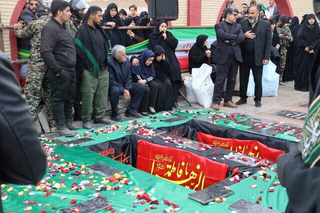 پیکر معلم شهید مدرسه میناب و فرزندش در رفسنجان تشییع شد