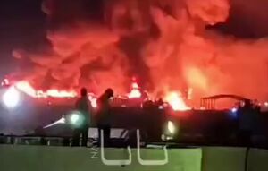 فیلم/ مقر شرکت آمریکایی KBR در بصره در آتش می‌سوزد