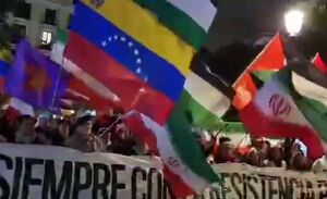 فیلم/ تجمع ضد جنگ با پرچم ایران در میدان مرکزی مادرید اسپانیا