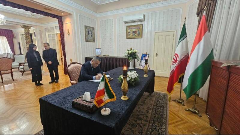 ادای احترام سفرا و دیپلمات‌های خارجی مقیم مجارستان به رهبر شهید انقلاب