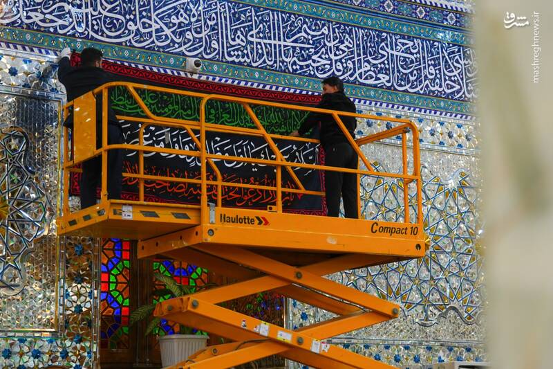عکس/ نصب کتیبه‌های شهادت امیرالمومنین در حرمین سامرا