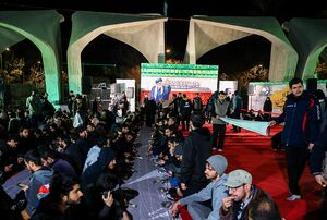عکس/ افطاری ساده جلوی در دانشگاه تهران