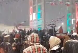 یستادگی مردم زنجان پای کار انقلاب حتی زیر بارش شدید برف
