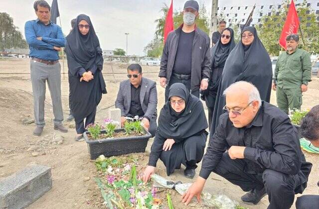 سخنگوی دولت به هرمزگان سفر کرد/حضور مهاجرانی بر مزار شهدای دانش‌آموز میناب +عکس