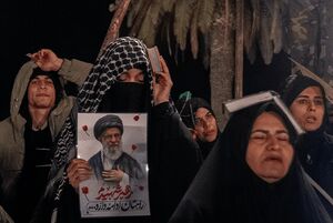 عکس/ هم‌آغوشی قرآن و پرچم در لیالی قدر