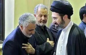 تصویری از آیت الله سید مجتبی خامنه‌ای در آغوش شهید حاج قاسم سلیمانی