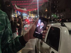 شادی مردم در خیابان های منتهی به حرم رضوی در پی انتخاب رهبر سوم کشور