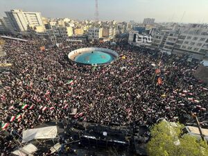ازدحام جمعیت در میدان انقلاب برای بیعت با "آقامجتبی"