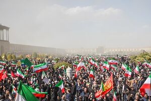 بیعت مردم اصفهان زیر حملات موشکی دشمن با امام امت