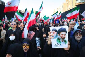 بیعت مردم تهران با سومین رهبر ایران در میدان انقلاب