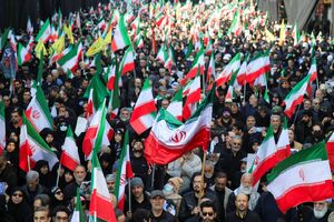 بیعت مردم تهران با سومین رهبر ایران در میدان انقلاب