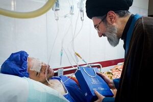 عکس/ عیادت رهبر انقلاب از جانبازان پیجری حزب‌الله لبنان