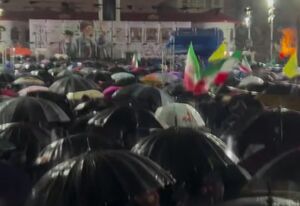 فیلم/ تجدید بیعت اهالی رشت در زیر باران با امام امت