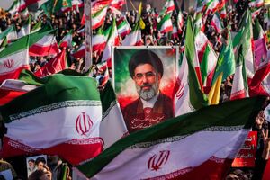 بیعت مردم تهران با سومین رهبر ایران در میدان انقلاب