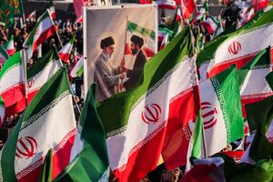 بیعت مردم تهران با سومین رهبر ایران در میدان انقلاب