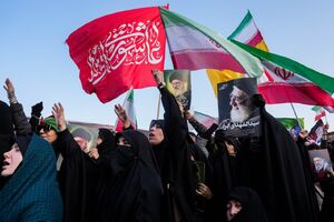 بیعت مردم تهران با سومین رهبر ایران در میدان انقلاب