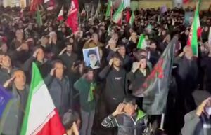 فیلم/ احترام نظامی مردم زاهدان در مراسم بیعت با آیت‌الله خامنه‌ای