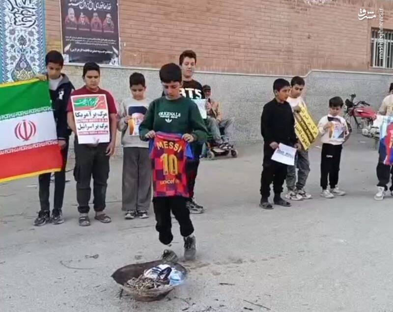 نوجوانان دهه نودی پیراهن مسی را آتش زدند!
