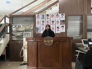 عکس/ نشست خبری خانم سخنگو در بیمارستان ویران شده گاندی