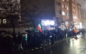 حضور مردم کرج در صحنه در زیر باران