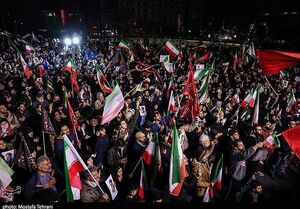 لحظه‌ای شکوهمند از حماسه‌ی تهرانی‌ها در زمان بمباران/ دعای فرج با پس زمینه‌ی انفجار و آتش+فیلم
