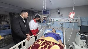 عیادت امیر علی اکبری از مجروحان جنگی