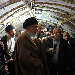 تصاویر دیده‌نشده بازدید رهبر شهید انقلاب به همراه آیت‌الله مجتبی خامنه‌ای از زلزله‌زدگان سرپل ذهاب در سال ۱۳۹۶