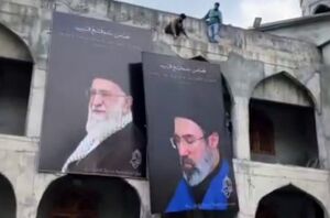 فیلم/ نصب تصویر آیت‌الله سید مجتبی خامنه‌ای در کشمیر