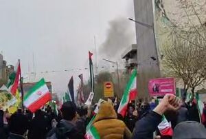 فیلم/ واکنش انقلابی مردم پس از حمله به اطراف مسیر راهپیمایی