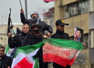 فیلم/ پرچم آغشته به خون شهیده غیرنظامی در راهپیمایی روز قدس تهران