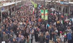 خیابان آرام است چون مردم در خیابانند