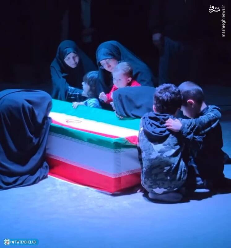 وداع همسر و ۶ فرزند شهید علیرضازهدی با پیکر پدر…