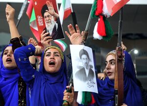 بختیاری‌ها برنو به دست با رهبر انقلاب بیعت کردند