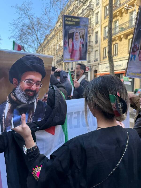 فیلم/ تصویر آیت‌الله مجتبی خامنه‌ای در دست ایرانیان مقیم پاریس