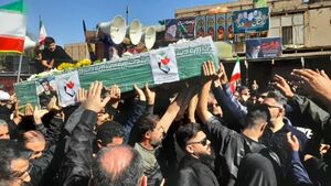 فیلم/ روضه‌خوانی حاج منصور در مراسم وداع با شهدای ناو دنا در حرم رضوی