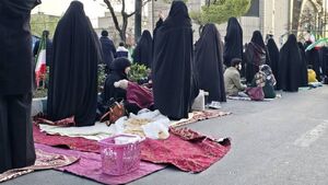 عکس/ افطار تهرانی‌ها در کف خیابان
