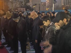 عکس/ حضور وزیر کار در نماز جماعت میدان ونک